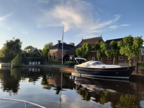 PUUR Eastermar - monumentaal, authentiek en luxe koetshuis aan open vaarwater met jacuzzi